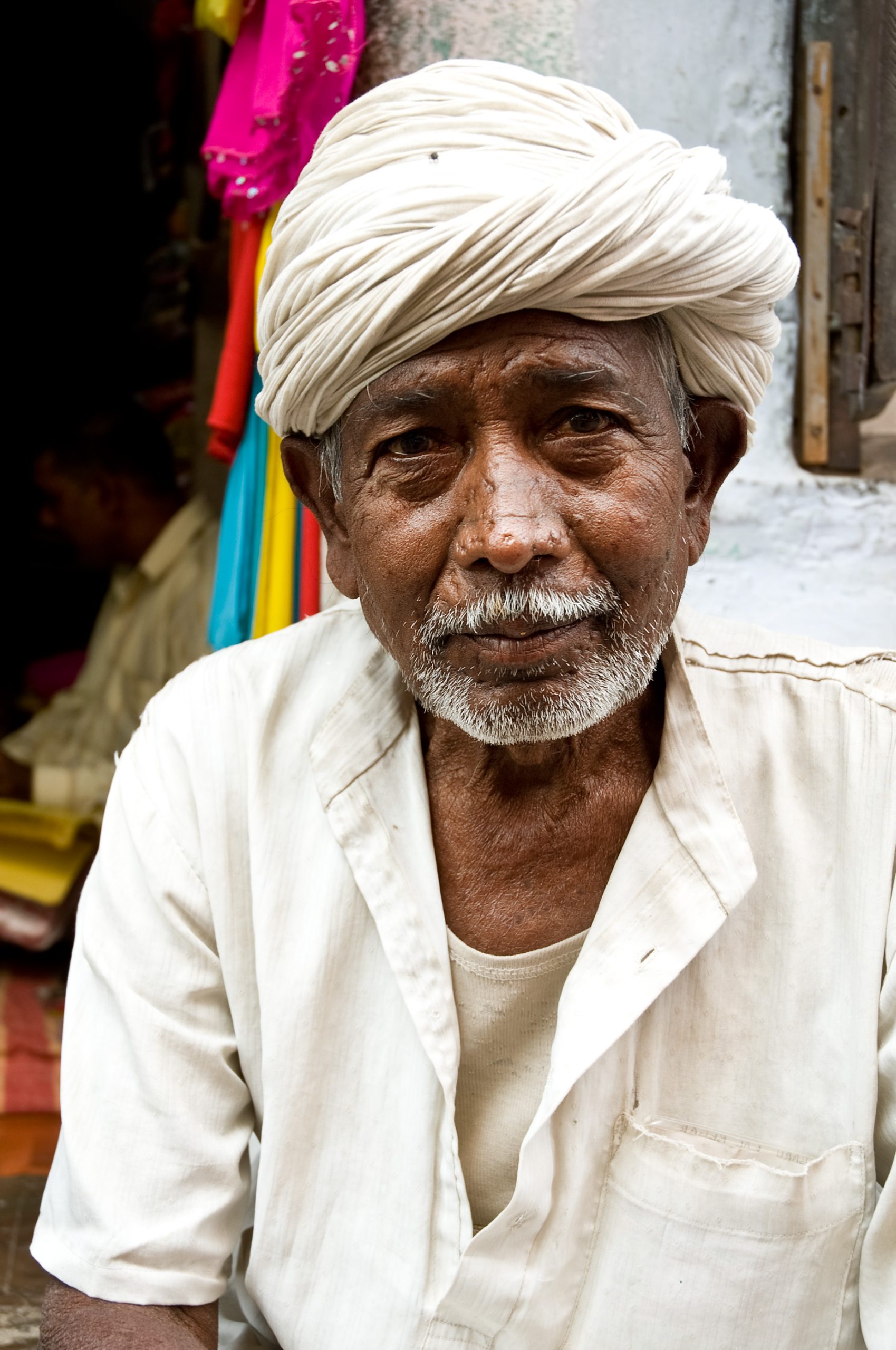 Diverse Gruppe von Menschen, die konzentriert an digitalen Geräten arbeiten, symbolisch für die globale Nutzerschaft und technische Interaktion beim Online-Casino.